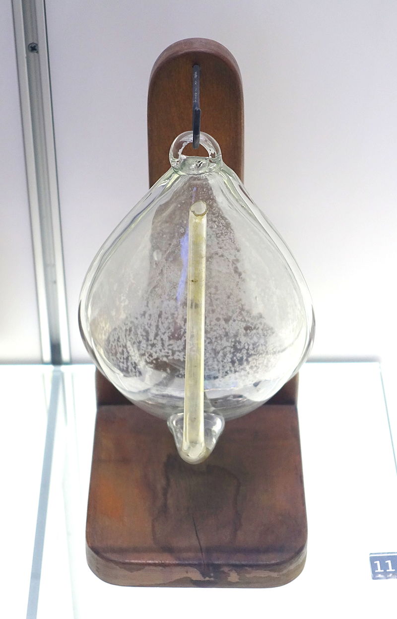 800px-Weather_glass,_replica_c._1930_-_Museum_of_Science_and_Industry_(Chicago)_-_DSC06360[1]